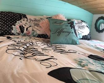 \'Breakfast at Audrey's\' Mini Home located next to Drive In Theatre! - Buda - Bedroom