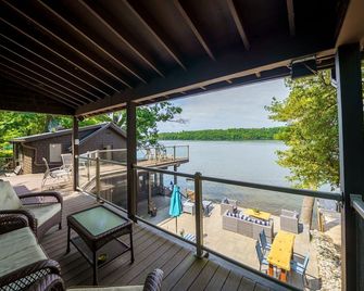 Luxury Waterfront & Woodland! - Napanee - Balcony