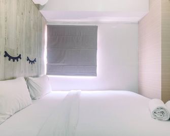 Furnished Green Pramuka 1BR Apartment with Modern Style and City View By Travelio - Jakarta - Bedroom