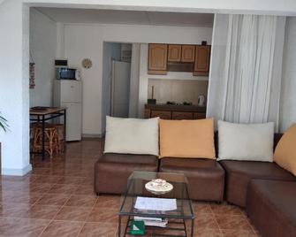 Spacious, friendly ground-floor apartment 300m from the beach - Flic en Flac - Living room