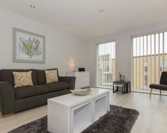 Citystay Living - Vesta Apartments - Cambridge - Living room