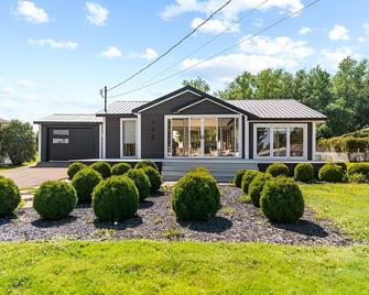 Waterfront Cottage ''The Dream'' with Private Hot Tub - Shediac - Edificio