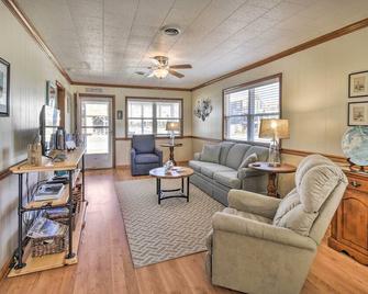 Nags Head Cottage Screened Porch, Walk to Beach! - Nags Head - Wohnzimmer
