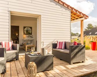 Cozy House with Terrace in Barneville-Carteret - Barneville-Carteret - Patio