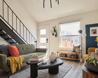Midcentury Couples Designer Loft - Casa Tuya - Austin - Salon
