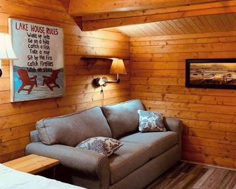 Lakeshore Lily Pad - Hayward - Living room