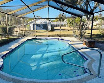 Serene 3-bedroom house with pool and large yard in charming Plant City - Plant City - Pool