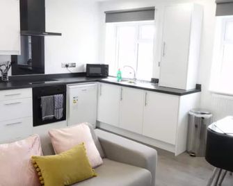 Relaxing 1 Bedroom Apartment With Free Parking Near Heathrow Airport - Feltham - Kitchen