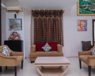 RedDoorz Plus @ Grand Populer Hotel - Makassar - Sala de estar