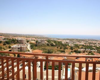 Luxury Apartment In Peyia With Great Views Of Coral Bay - Peyia - Balcony