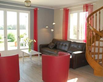 Gîte spacieux avec salle de jeux, tennis et cheminée, idéal pour familles et amis jusqu'à 15 pers. - FR-1-410-223 - Saint-Jean-de-la-Motte - Sala de estar