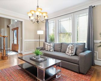 8-minutes to Downtown Asheville! Private Pool and Hot Tub | 4 Bathrooms En-suite - Asheville - Wohnzimmer