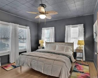 The Beverly est. 1939! Charming 3-bedroom house with Hot Tub! Permit 25-0078-STR - Shreveport - Bedroom