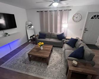 Cozy remodeled duplex, unit #B. 2bed/1 bath unit with high-speed WiFi. - Ozark - Sala de estar