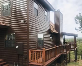 Chalet in the pines with view of ponderosa studded mountains on 2.5 acres. - Heber-Overgaard - Edificio