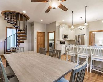 Luxury Lakefront Home on Lake James - Angola - Comedor