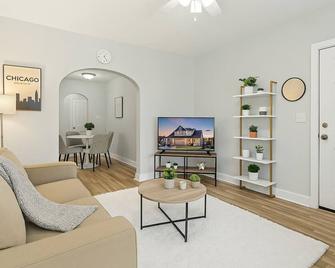 Explore the City: Sleek 2BR Gem in North Chicago - Chicago - Sala de estar