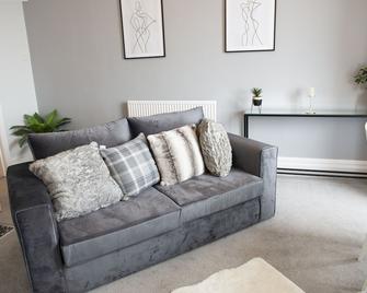 Highcliffe Promenade Suite - Twin Beds - Beach Views - Thornton-Cleveleys - Living room