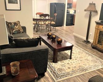 The Hideaway - Executive/Vacation Rental Home - Jonesboro - Living room