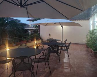 Three rooms furnished and air-conditioned with a garden and terrace - Campobello di Licata - Balcón