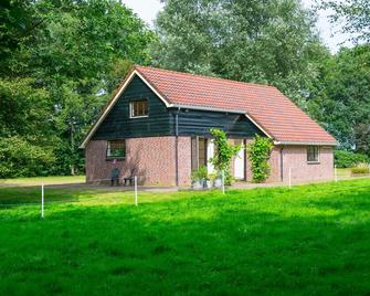 Holiday home on the edge of the Dwingelderveld - Dwingeloo - Building
