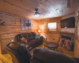 Twisted Norma’s on OHV route. Brimstone, TWRA & Windrock with no trailering! - Huntsville - Sala de estar