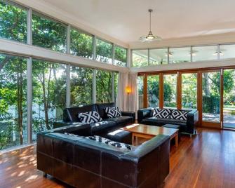 Decked out for a Fantastic Holiday - (Whole house) Winnett St, Woorim - Woorim - Huiskamer