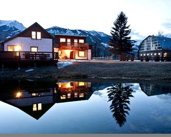 90+ Acre Ranch Directly On The Elk River In The Heart Of The Canadian Rockies! - Sparwood - Edificio