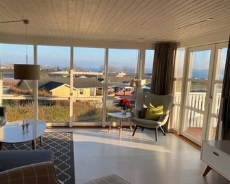 180° sea view, close to the beach, 6 pers./3 rooms, WLAN, all year round, fenced garden - Abenrá - Sala de estar