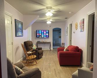 Private home and entrance, large full kitchen, fenced yard, Pets, Parking - St. Cloud - Living room