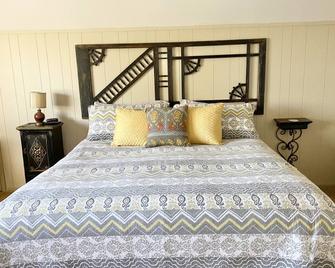 Hot Tub and Private Pool, 7 Bedroom, 4 Bathroom Home. Sleeps 16 comfortably. - Warrenton - Ložnice