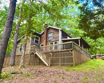 Cozy Cabin in the hills of Kentucky Lake. Family getaway or relaxing escape! - Murray - Edificio