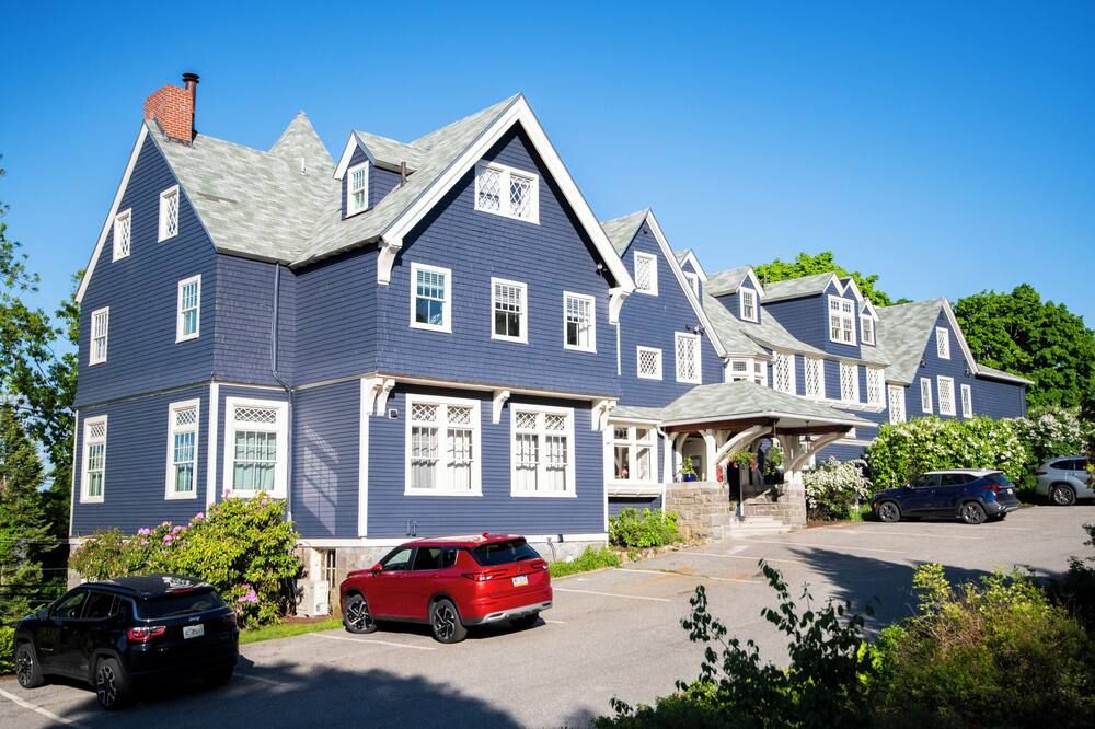 Cleftstone Inn - בר הארבור - בניין