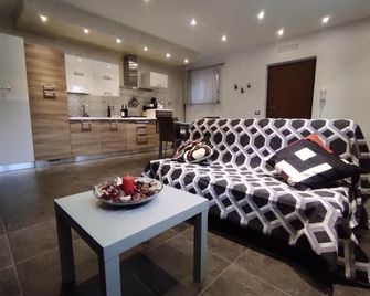 1 Bedroom Apartment in Canelli - Canelli - Living room