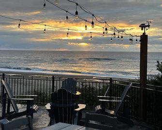 Luxury beachfront property with amazing views, hot tub and steps to the beach. - Lincoln Beach - Balcón