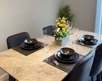 Harlow Cozy 3-Bed House Retreat - Harlow - Eetruimte