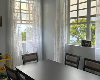 Stunning Ocean View Retreat | 2-Bedroom Getaway | 15 Mins to Roseau & Adventure! - Giraudel - Comedor