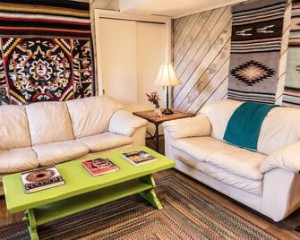1st Flr Apt Your Private Resort, Now Family-Ized: 1 Br + Lr Suitable For 2 Kids - Shelton - Living room