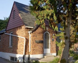 Downtown Quaint & Quiet Basement Apartment - London - Edificio