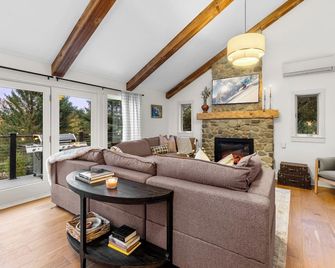 Luxury Log Chalet with Hot Tub, Games Room & Hill Views! - Ellicottville - Salon