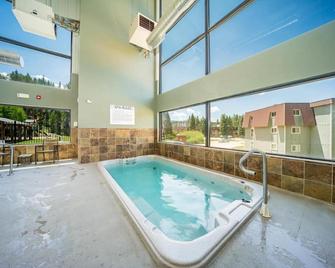 Cozy 1-bed, 1-bath condo on the Fraser river in downtown Winter Park, Colorado - Winter Park - Piscina