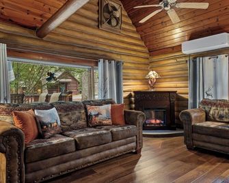 Tall Pines Inn - Eureka Springs - Schlafzimmer