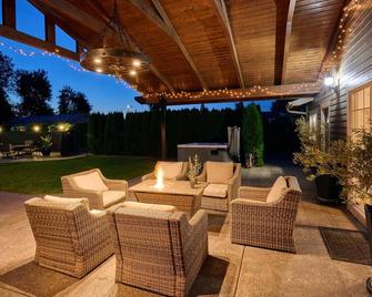 An Entertainment Oasis! Off the I5,Woodburn Outlet Mall & minutes from Safeway. - Woodburn - Patio