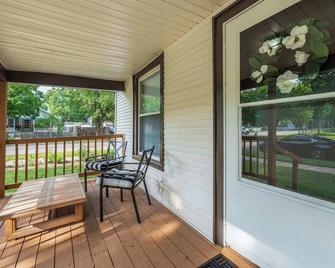 Beautiful 2 Bed 1 Bath home near College Hill - Wichita - Balcony