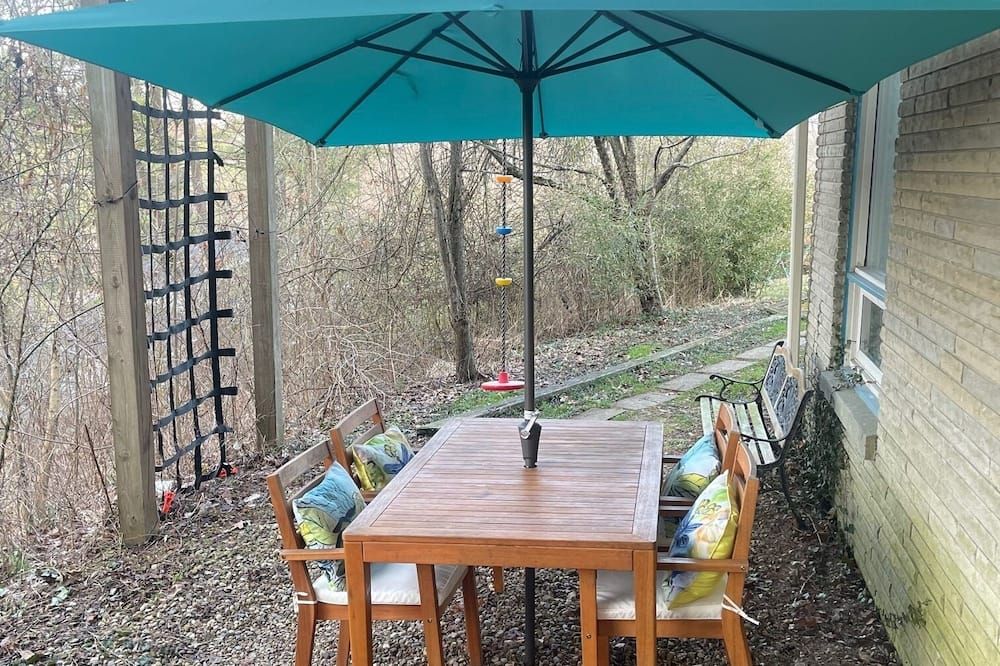 Newly Renovated Wooded Oasis & Spa Near OU's Campus in Athens - Athens - Innenhof