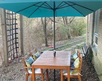 Newly Renovated Wooded Oasis & Spa Near OU's Campus in Athens - Athens - Innenhof