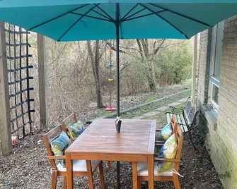 Newly Renovated Wooded Oasis & Spa Near OU's Campus in Athens - Athens - Innenhof