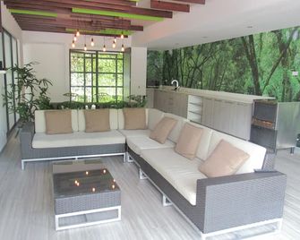 Bee Suites Santa Ana - Santa Ana