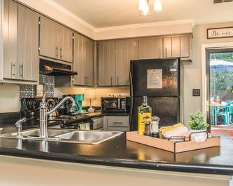 Southtownes Westgate Area Townhouse - Spartanburg - Kitchen