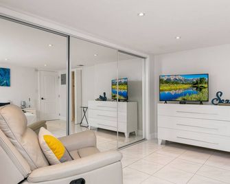 Spacious Villa w/pool 1 mile from beach! - Fort Lauderdale - Wohnzimmer